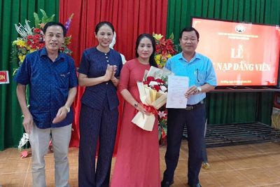 LỄ KẾT NẠP ĐẢNG VIÊN CHO QUẦN CHÚNG ƯU TÚ PHẠM THỊ THƠM