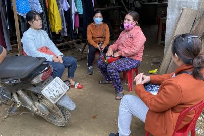 Phối hợp cùng chính quyền địa phương vận động học sinh ra lớp