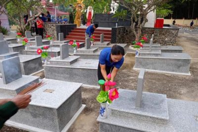 DÂNG HƯƠNG NGHĨA TRANG LIỆT SĨ HUYỆN