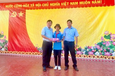 MỘT MÁI TÓC – NGÀN YÊU THƯƠNG: THẦY CÔ TRƯỜNG PTDTBT THCS TRÀ SƠN TRAO GỬI NIỀM TIN CHO HỌC TRÒ MẮC BỆNH RỤNG TÓC TOÀN THỂ